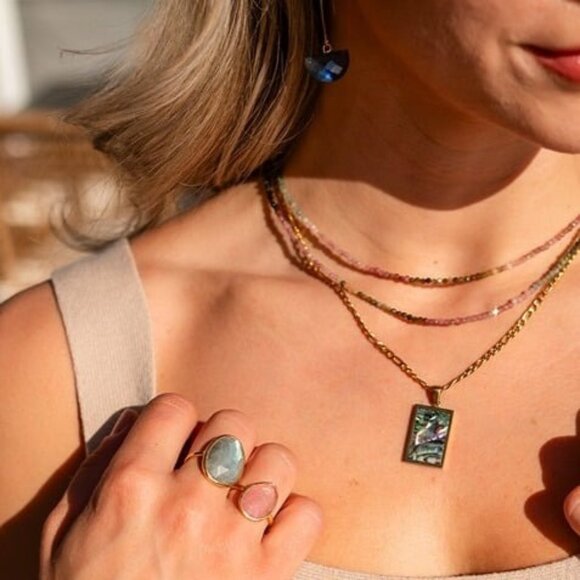 BEAUTIFUL STATEMENT Necklace Mother of Pearl Pendant on 18K Gold Figaro Chain - Picture 1 of 9